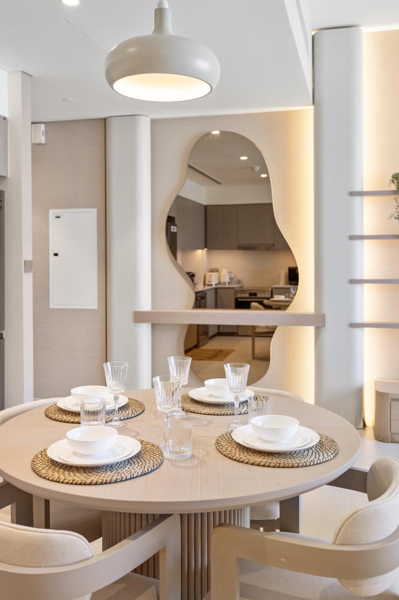 Elite Escapes - 2 Bhk Luxurious - Grande Signature Apartment *