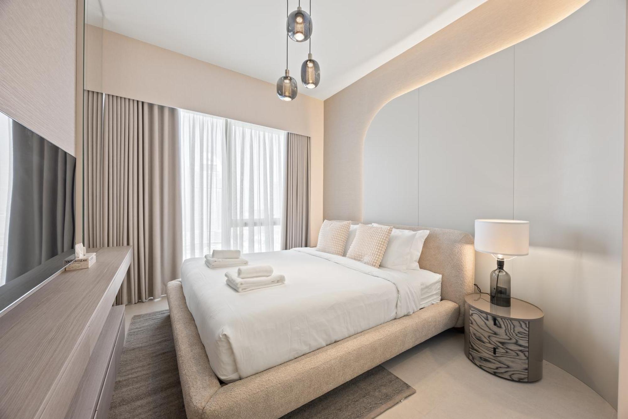 Elite Escapes - 2 Bhk Luxurious - Grande Signature Apartment *