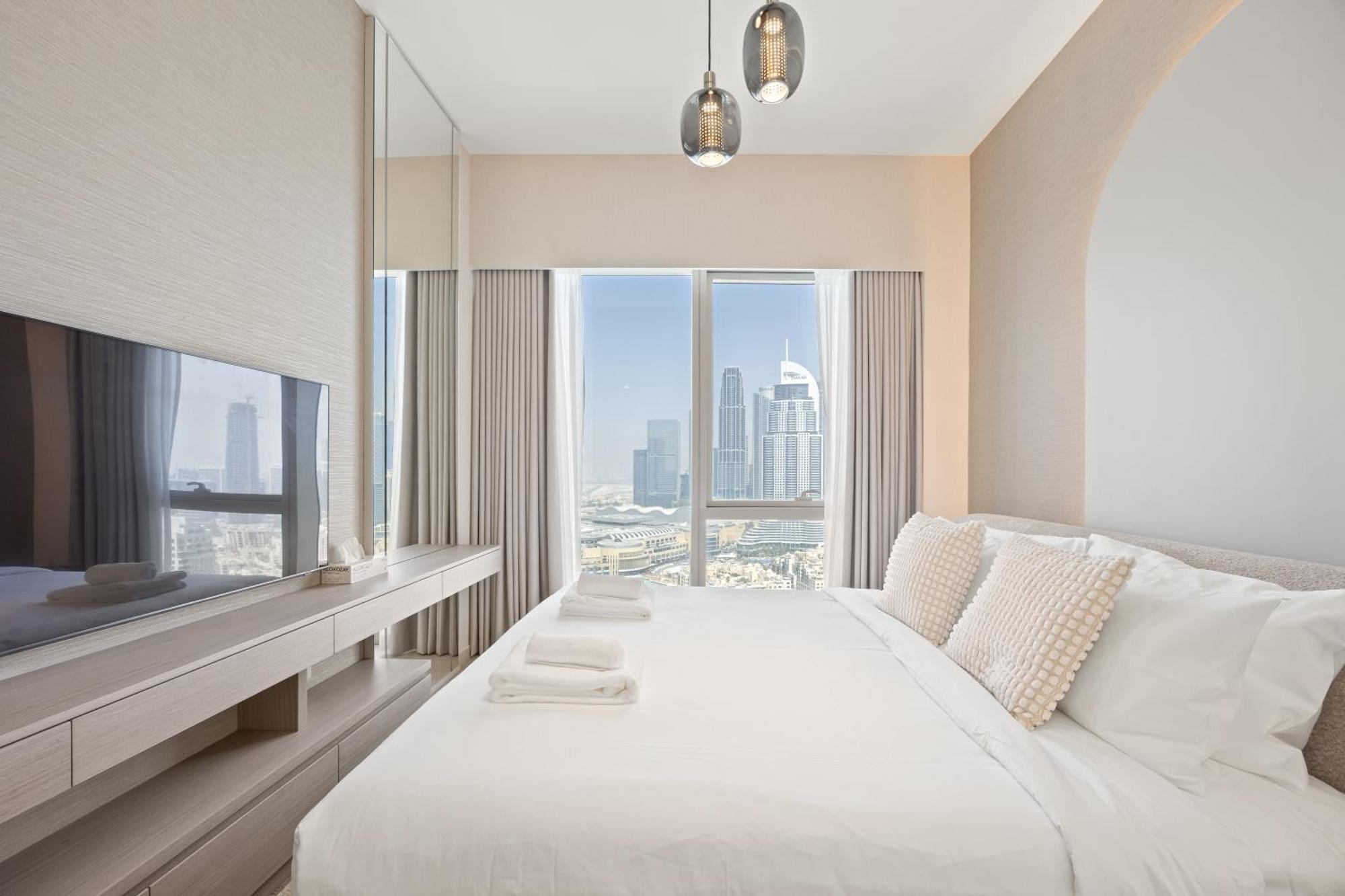 Elite Escapes - 2 Bhk Luxurious - Grande Signature Apartment *
