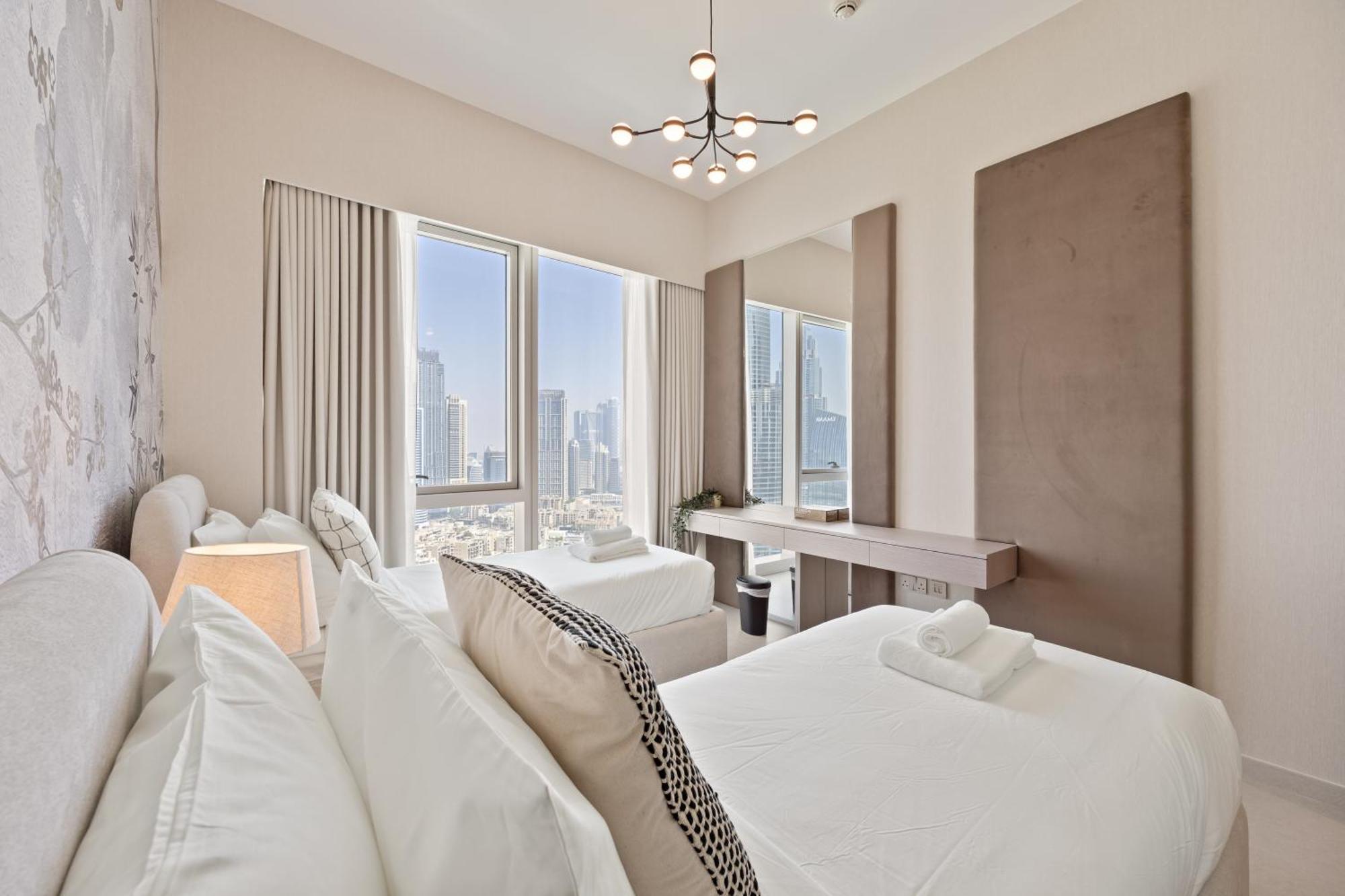 Elite Escapes - 2 Bhk Luxurious - Grande Signature Apartment