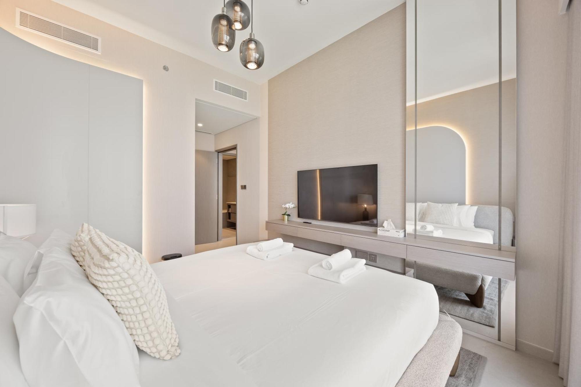 Elite Escapes - 2 Bhk Luxurious - Grande Signature Apartment